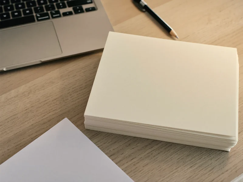 Illustration: Papierbelege werden auf einem Schreibtisch zu ordentlichen Stapeln sortiert